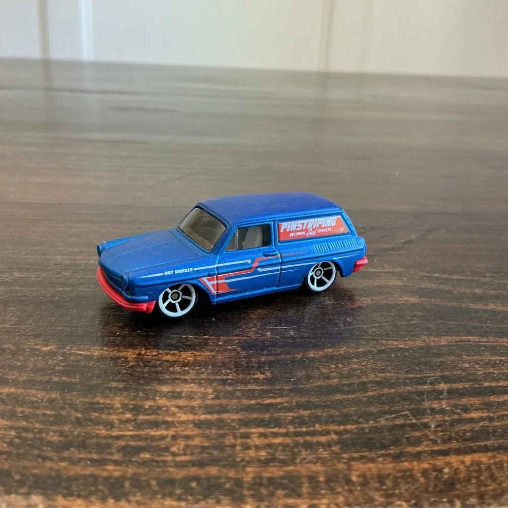 Hot Wheels Custom 69 Volkswagen Squareback Blue Pinstriping‎ HW Art Cars 2016